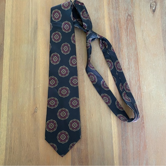 Men's Black Patterned Silk Accents Tie - Picture 5 of 10